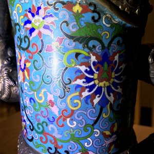 Une grande verseuse 'Duomuhu' en émaux cloisonnés et bronze doré incrusté, République, 20ème — photo 19
