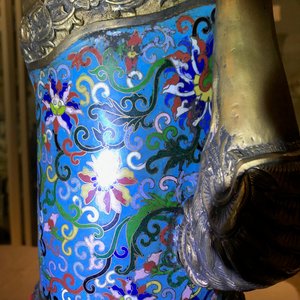 Une grande verseuse 'Duomuhu' en émaux cloisonnés et bronze doré incrusté, République, 20ème — photo 30