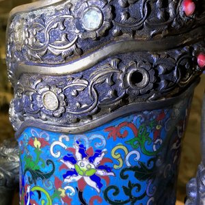 Une grande verseuse 'Duomuhu' en émaux cloisonnés et bronze doré incrusté, République, 20ème — photo 31