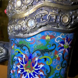 Une grande verseuse 'Duomuhu' en émaux cloisonnés et bronze doré incrusté, République, 20ème — photo 32