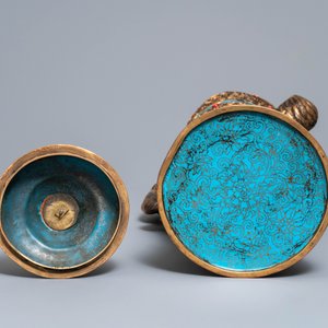 Une grande verseuse 'Duomuhu' en émaux cloisonnés et bronze doré incrusté, République, 20ème — photo 7