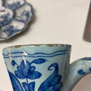 Une grande verseuse en faïence de Delft en bleu et blanc à décor de chinoiserie, fin du 17ème — photo 13