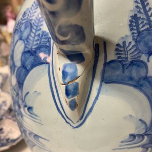 Une grande verseuse en faïence de Delft en bleu et blanc à décor de chinoiserie, fin du 17ème — photo 9