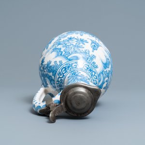 Une grande verseuse en faïence de Delft en bleu et blanc au couvercle en étain, 17ème — photo 7