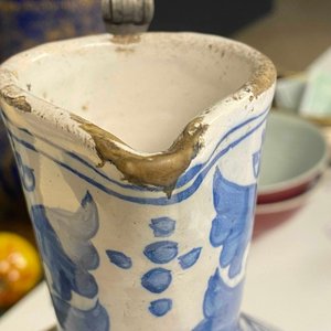 Une grande verseuse en faïence de Delft en bleu et blanc au couvercle en étain, 17ème — photo 9