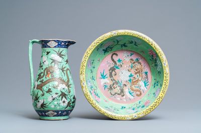 Une grande verseuse et son bassin en porcelaine de Chine famille rose à décor de dragons, 19ème