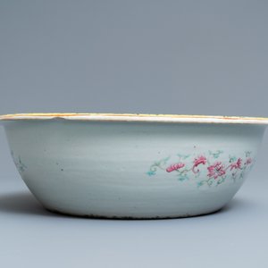 Une grande verseuse et son bassin en porcelaine de Chine famille rose à décor de dragons, 19ème — photo 13