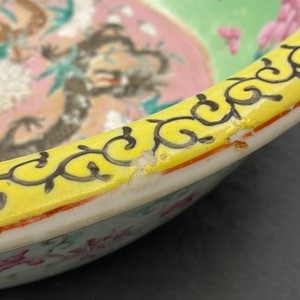 Une grande verseuse et son bassin en porcelaine de Chine famille rose à décor de dragons, 19ème — photo 14