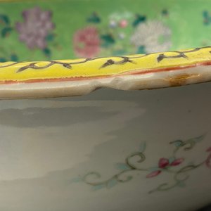 Une grande verseuse et son bassin en porcelaine de Chine famille rose à décor de dragons, 19ème — photo 15