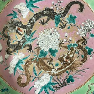 Une grande verseuse et son bassin en porcelaine de Chine famille rose à décor de dragons, 19ème — photo 19