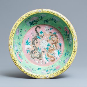 Une grande verseuse et son bassin en porcelaine de Chine famille rose à décor de dragons, 19ème — photo 2