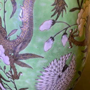 Une grande verseuse et son bassin en porcelaine de Chine famille rose à décor de dragons, 19ème — photo 21