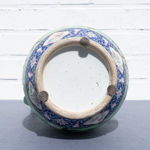 Une grande verseuse et son bassin en porcelaine de Chine famille rose à décor de dragons, 19ème — photo 30