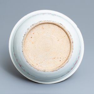 Une grande verseuse et son bassin en porcelaine de Chine famille rose à décor de dragons, 19ème — photo 3