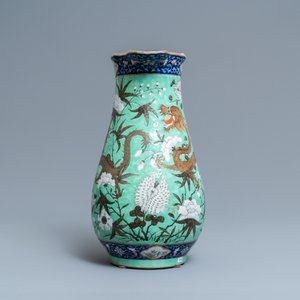 Une grande verseuse et son bassin en porcelaine de Chine famille rose à décor de dragons, 19ème — photo 4