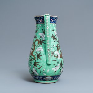 Une grande verseuse et son bassin en porcelaine de Chine famille rose à décor de dragons, 19ème — photo 6