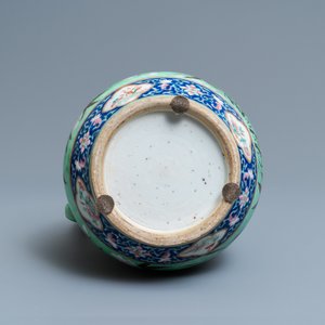 Une grande verseuse et son bassin en porcelaine de Chine famille rose à décor de dragons, 19ème — photo 9
