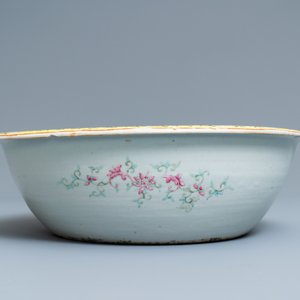 Une grande verseuse et son bassin en porcelaine de Chine famille rose à décor de dragons, 19ème — photo 10
