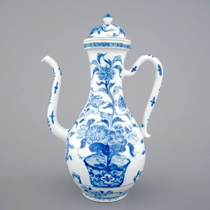 Une grande verseuse et son couvercle en porcelaine de Chine bleu et blanc, Kangxi, ca. 1700 — photo 2