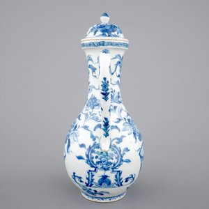 Une grande verseuse et son couvercle en porcelaine de Chine bleu et blanc, Kangxi, ca. 1700 — photo 3