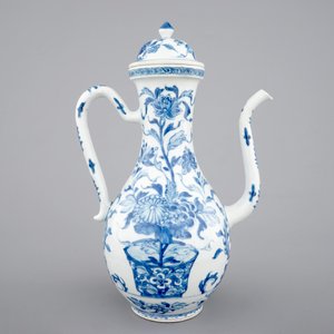 Une grande verseuse et son couvercle en porcelaine de Chine bleu et blanc, Kangxi, ca. 1700 — photo 4
