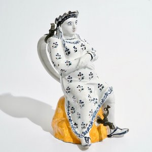 Une grande verseuse "Jacqueline" en faïence polychrome de Bruxelles à monture en étain, 18ème — photo 1