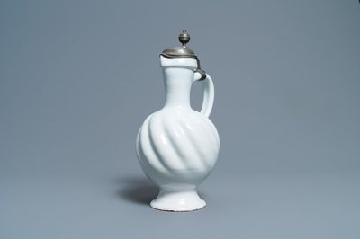 Une grande verseuse torsadée en faïence blanche de Delft au couvercle en étain, 17ème
