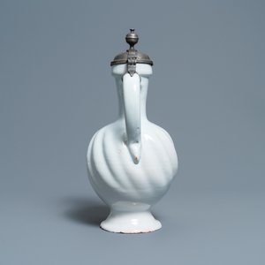 Une grande verseuse torsadée en faïence blanche de Delft au couvercle en étain, 17ème — photo 3
