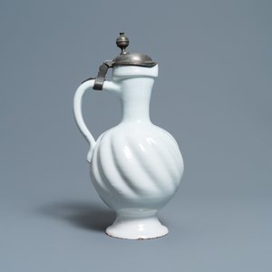 Une grande verseuse torsadée en faïence blanche de Delft au couvercle en étain, 17ème — photo 4