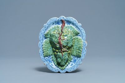 Une grappe de raisins sur présentoir en faïence de Delft polychrome, 18ème