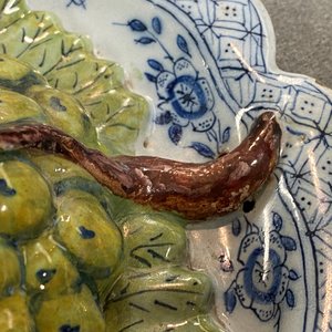Une grappe de raisins sur présentoir en faïence de Delft polychrome, 18ème — photo 4