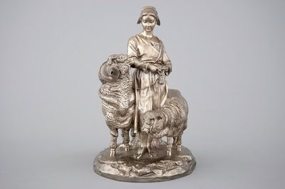 Une groupe en bronze argenté de Christofle et Cie.  d'une fille avec un mouton et un bélier, 19ème