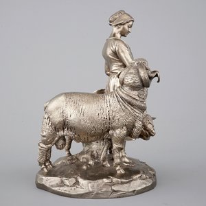Une groupe en bronze argenté de Christofle et Cie.  d'une fille avec un mouton et un bélier, 19ème — photo 4