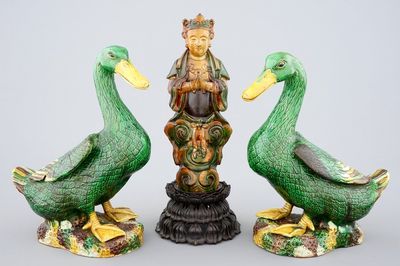 Une Guanyin sancai d'époque Ming et deux canards en verte biscuit, 18/19ème