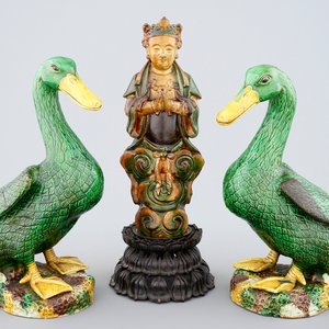 Une Guanyin sancai d'époque Ming et deux canards en verte biscuit, 18/19ème — photo 1