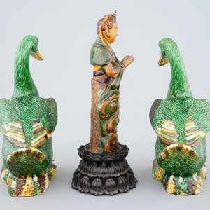 Une Guanyin sancai d'époque Ming et deux canards en verte biscuit, 18/19ème — photo 4