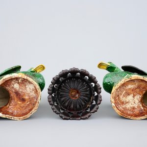 Une Guanyin sancai d'époque Ming et deux canards en verte biscuit, 18/19ème — photo 6