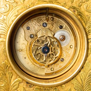 Une horloge murale en bronze doré incrusté de pierres semi-précieuses, ateliers de Canton et George Prior de Londres pour la Chine, Qianlong — photo 16