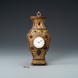 Une horloge murale en bronze doré incrusté de pierres semi-précieuses, ateliers de Canton et George Prior de Londres pour la Chine, Qianlong — photo 2