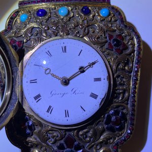 Une horloge murale en bronze doré incrusté de pierres semi-précieuses, ateliers de Canton et George Prior de Londres pour la Chine, Qianlong — photo 24