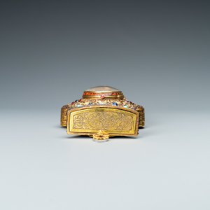 Une horloge murale en bronze doré incrusté de pierres semi-précieuses, ateliers de Canton et George Prior de Londres pour la Chine, Qianlong — photo 7