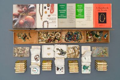 Une importante collection documentée de perles en verre et fragments archéologiques de fouilles, Malaisie et Singapour