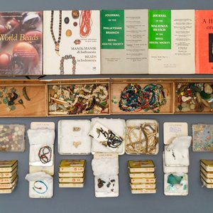 Une importante collection documentée de perles en verre et fragments archéologiques de fouilles, Malaisie et Singapour — photo 1