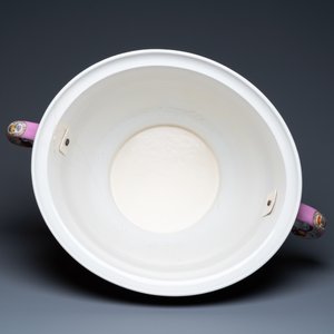 Une importante jardinière en porcelaine à décor d'une scène de port et d'une scène de kermesse, probablement Dresden, 19ème — photo 7