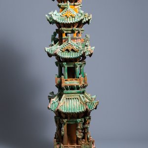 Une importante pagode inscrite en grès émaillé sancai, datée 1550, Ming — photo 19