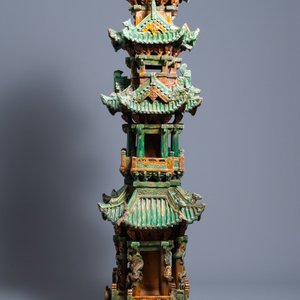 Une importante pagode inscrite en grès émaillé sancai, datée 1550, Ming — photo 27