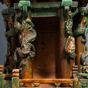Une importante pagode inscrite en grès émaillé sancai, datée 1550, Ming — photo 32