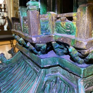 Une importante pagode inscrite en grès émaillé sancai, datée 1550, Ming — photo 51