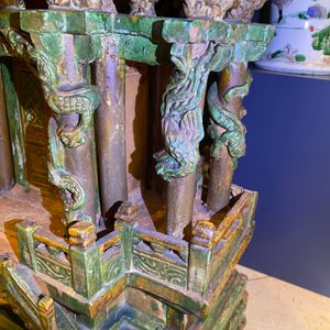Une importante pagode inscrite en grès émaillé sancai, datée 1550, Ming — photo 61