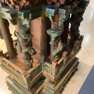 Une importante pagode inscrite en grès émaillé sancai, datée 1550, Ming — photo 70
